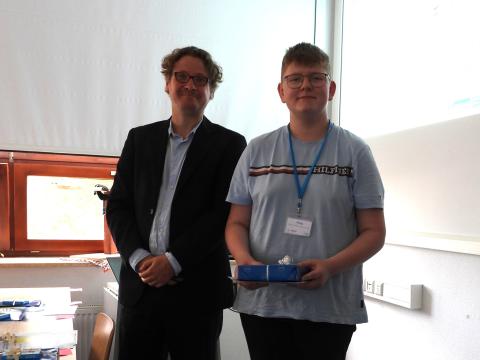 Hauptpeisgewinner Philip Helbig mit Juniorprofessor Linus Stegbauer.