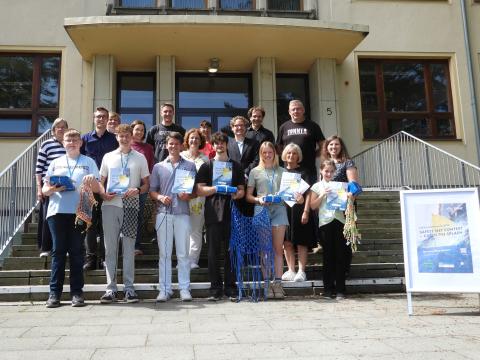 Gruppe der Preisträgerinnen und Preisträger des Schülerwettbewerbs Safety net contest 2026 mit Eltern und Lehrerinnen und Lehrern.