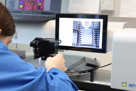 Nach dem Lötpastenauftrag bestückt ein Studierender die Leiterplatte (PCB) mithilfe eines halbautomatischen Bestückungsautomaten mit den vorgesehenen SMD-Bauteilen.
