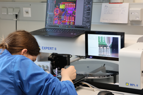 Ein Studierender bestückt die PCB mit elektronischen Bauteilen unter Verwendung eines halbautomatischen Bestückungsautomaten.
