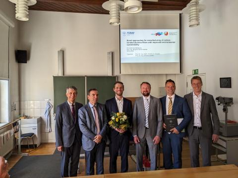 assoziierter Promovierender des Graduiertenkollegs GRK2802 nach seiner Verteidigung zusammen mit 5 Mitgliedern der Promotionskommission
