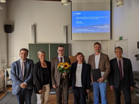 Promovierender des Graduiertenkollegs GRK2802 zusammen mit der Promotionskommission nach der Verteidigung seiner Doktorarbeit