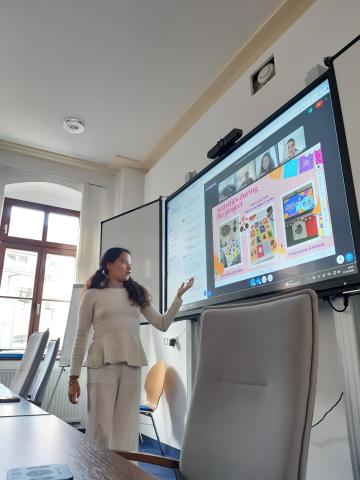 Alondra Luna Montes präsentiert ihr Heimatlad in einer Schulklasse