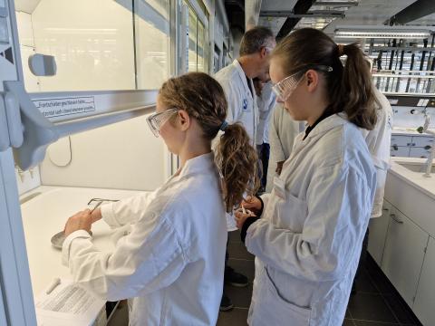Schülerinnen im Praktikum