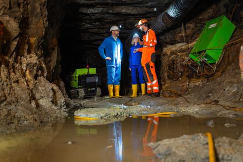 Rektorin Jutta Emes mit Minister im Bergwerk