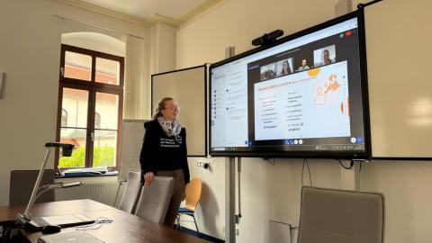 Caecilia Lucius stellt das EmS-Projekt an einer Schule vor