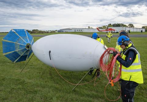 Bei den Flügen empfängt die am Hubschrauber angebrachte Sonde mit hochsensiblen Magnetfeldsensoren elektrische Signale leitfähiger Erz-Körper, die von auf dem Boden verlegten Stromkabeln angeregt werden.