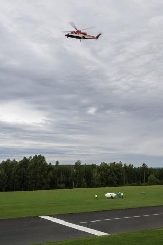 Hubschrauber nach dem Aufnehmen der Mess-Sonde am Flugplatz Auerbach. Mit Semi-Airborne-Elektromagnetik lassen sich elektrische Eigenschaften von Sedimenten und Gesteinen im Untergrund effizient und hochauflösend über große Gebiete und bis in 1000 Meter.