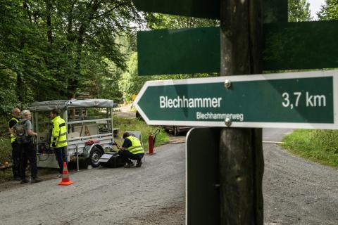 Ergänzend zu den am Boden installierten Dipolsendern wird im Messgebiet eine Referenzstation zur stationären Erfassung der erzeugten Magnetfelder betrieben.