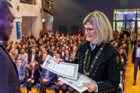 Absolventenverabschiedung Übergabe der Absolventenbriefe