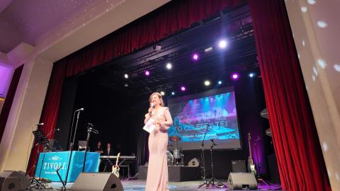 Moderatorin Linda Gernitz beim Universitätsball