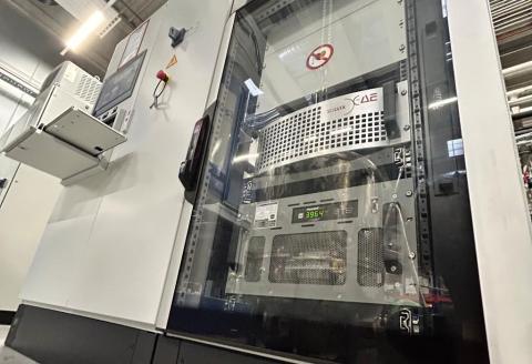 Bedienpult und Plasmageneratoren einer Plasmanitrieranlage