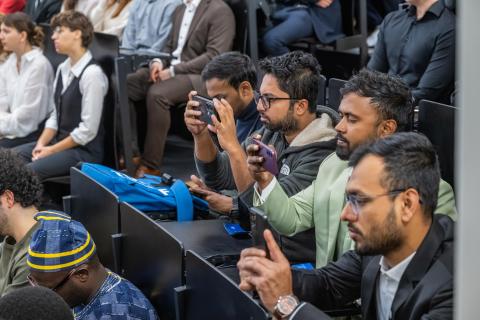 Personen fotografieren auf einer Festlichkeit