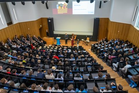 Blick in einen gefüllten Hörsaal