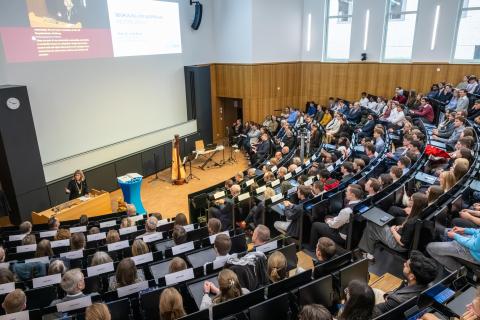 Blick in einen Hörsaal während einer Festveranstaltung