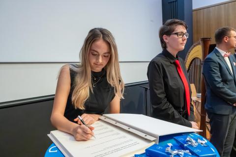 Person unterschreibt