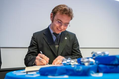 Ein junger Mann schreibt sich ein