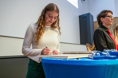 Eine junge Frau schreibt sich ein