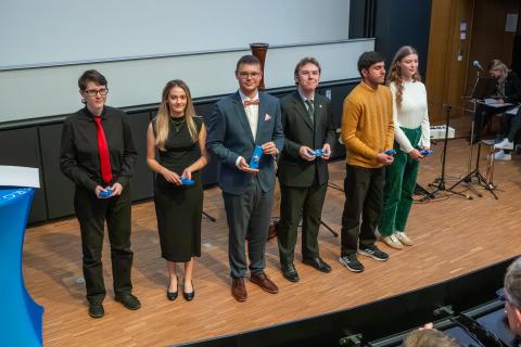 Gruppe auf einer Bühne: Diese Erstsemester haben sich symbolisch für alle eingeschrieben.