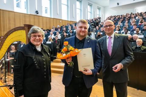 Überreichung von Blumenstrauß und Urkunde