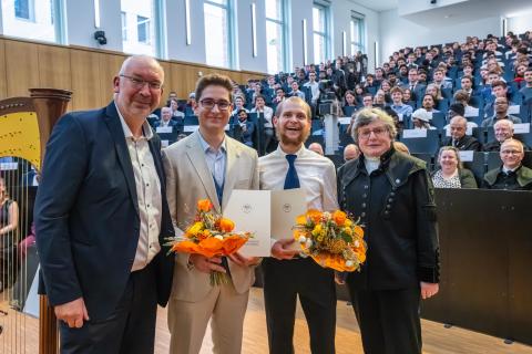 Urkunden und Blumensträuße werden verliehen