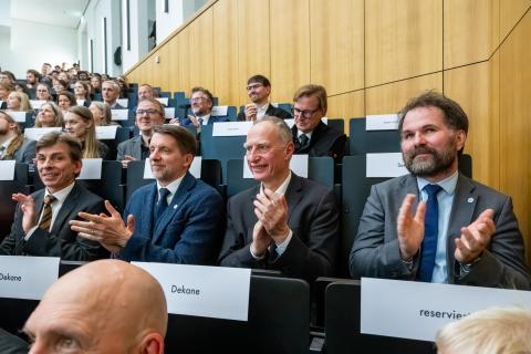 Publikum im Hörsaal klatscht