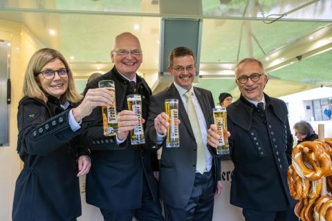 Zuprostende Gruppe in einem Bierwagen