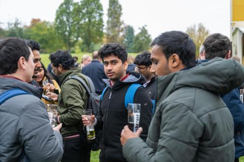 Biertrinkende Menschen auf einer Wiese