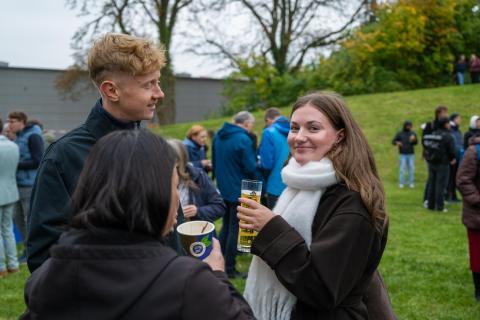 Biertrinkende Menschen auf einer Wiese