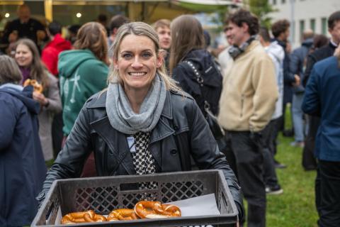 Eine Frau mit einer Brezelbox