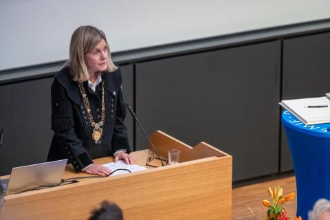 Prof. Dr. Jutta Emes bei ihrer Ansprache auf der Akademischen Feier 2026