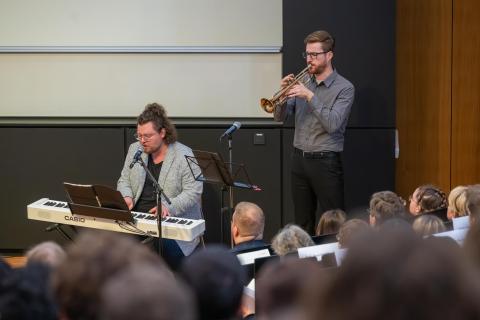 Zwei musizierende Herren