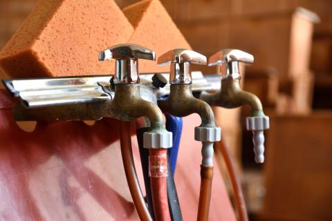 Gezeigt sind die Wasserhähne eines Waschbeckens im alten Großen Chemiehörsaal.