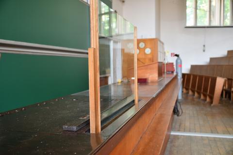 Zu sehen ist das Schutzschild auf der Bank im alten Großen Chemiehörsaal vor der Sanierung.
