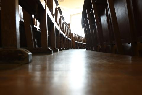 Zu sehen ist der Boden zwischen den Bankreihen im alten Chemiehörsaal vor der Sanierunng.