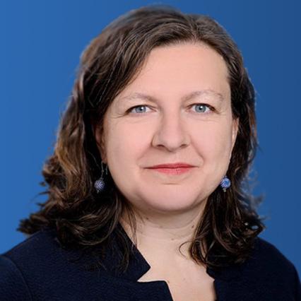 Foto von Antje Wehmeyer vor blauem Hintergrund