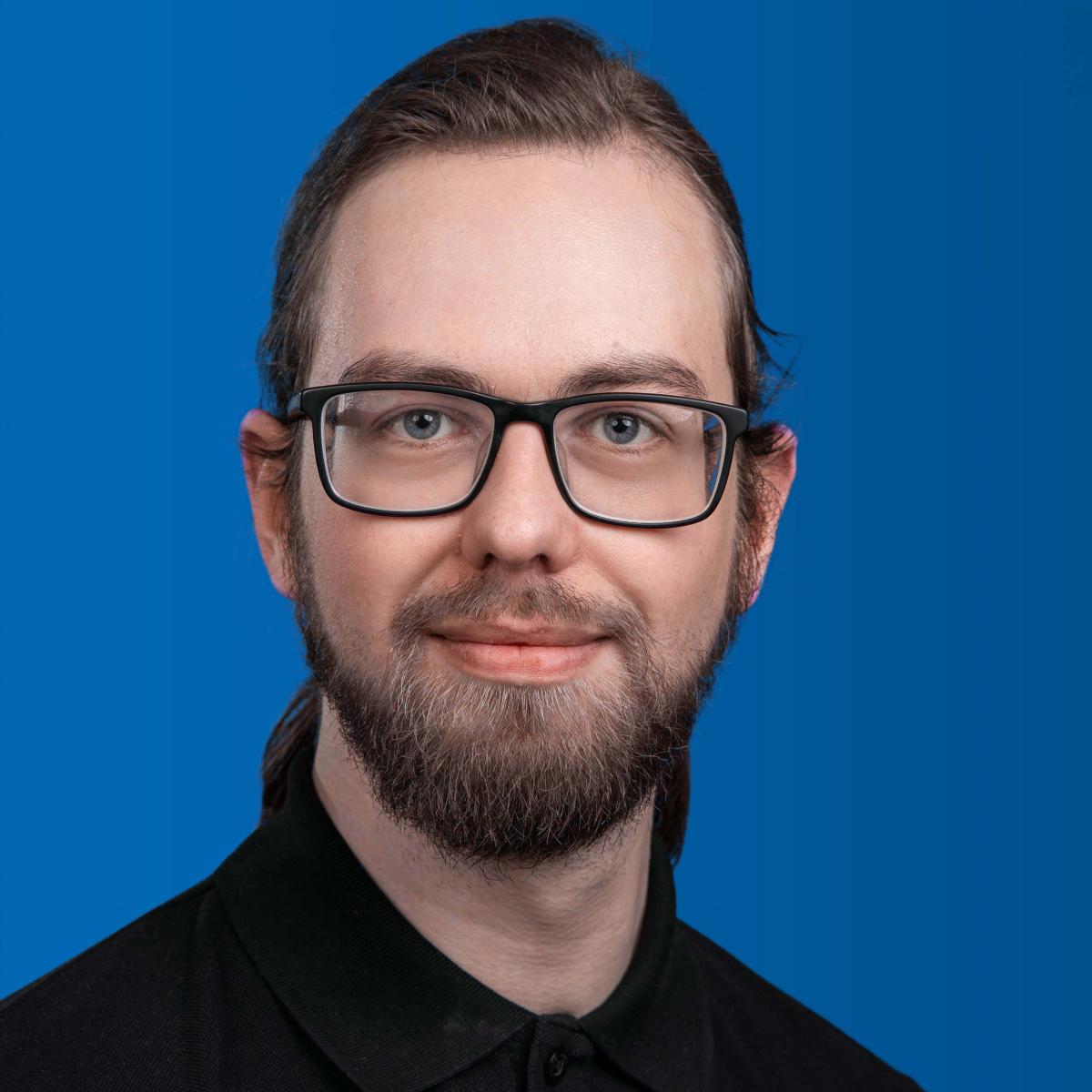 Porträtfoto eines Promovierenden des Graduiertenkollegs GRK 2802 (Promotionsprojekt P2)