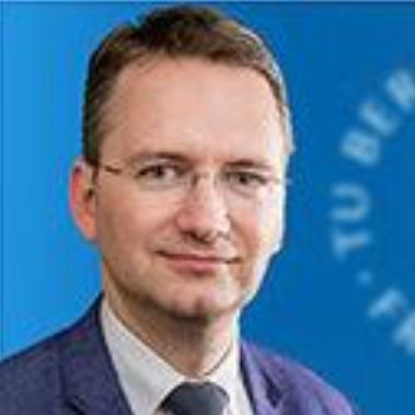 Mann vor blauem Hintergrund