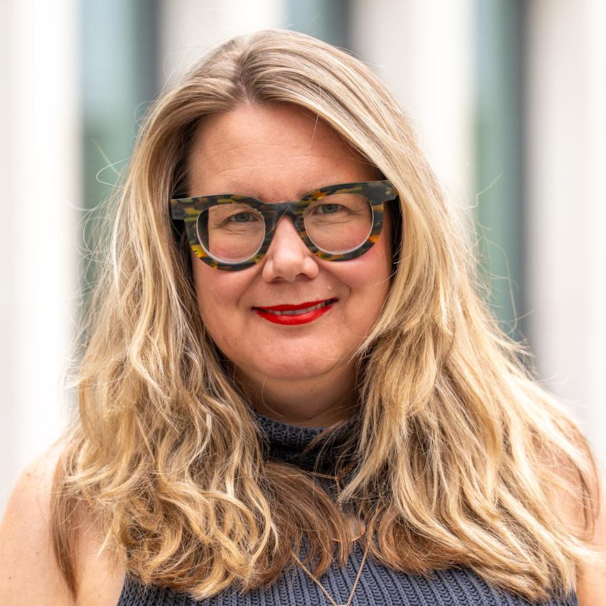 Eine blonde Frau mit einer großen Brille