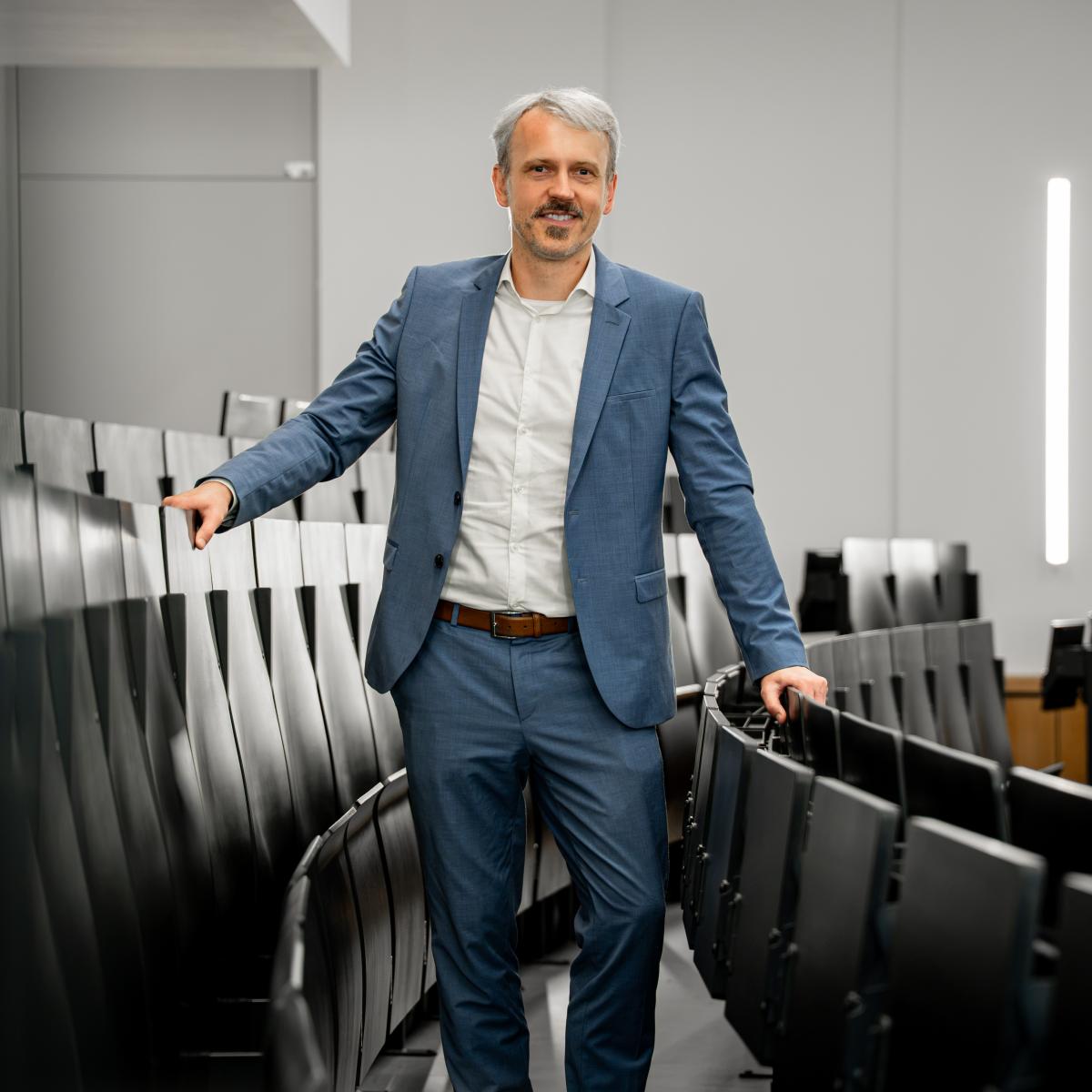 Prof. Czudaj im Hörsaal
