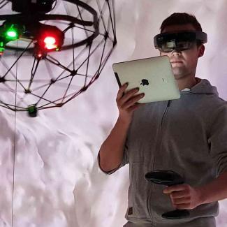 Ein Forscher steht im Virtual Reality Raum CAVE