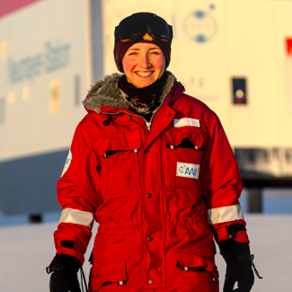 Alumna und Geophysikerin Benita Wagner vor der Neumayer Station in der Antarktis