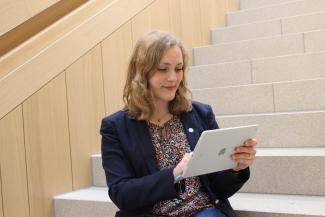 Eine junge Frau schaut auf Tablet