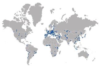Weltkarte mit blauen Punkten darauf