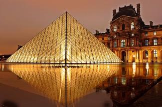 Glaspyramide vor dem Louvre am Abend