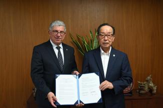 Prof. Dr. Klaus-Dieter Barbknecht (Freiberg) und Prof. Dr. Fumio Yamamoto (Akita) unterzeichneten ein bilaterales Abkommen für das neue Freiberg-Akita Research Hub.