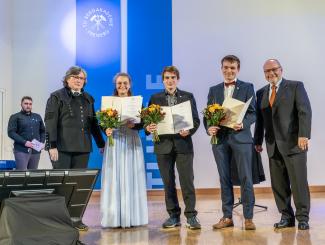Preisträger:innen des Werner-Freiesleben-Preis. Der Preis wurde von Prof. Swandhild Bernstein und Dr. André Kleinwechter (FCM GmbH) übergeben.