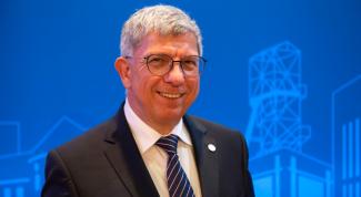 Ein Bild des Rektors Prof. Dr. Klaus-Dieter Barbknecht vor blauem Hintergrund