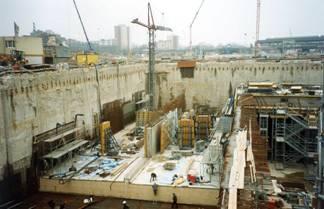 Innerstädtisches Tiefbauprojekt in Frankfurt/Main mit tiefliegender ausgehobener Baugrubensohle und Baugrubenverbau.
