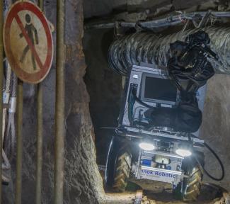 Roboter Julius in für Menschen gesperrten Bereich des Bergwerkss 